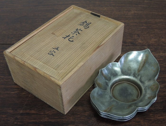隆昌造　純錫　木瓜式　七宝透　茶托　五客　合計約292g　共箱　V　R7381 隆昌造 純錫 木瓜式 七宝透 茶托 五客 合計約292g 共箱 V R7381
