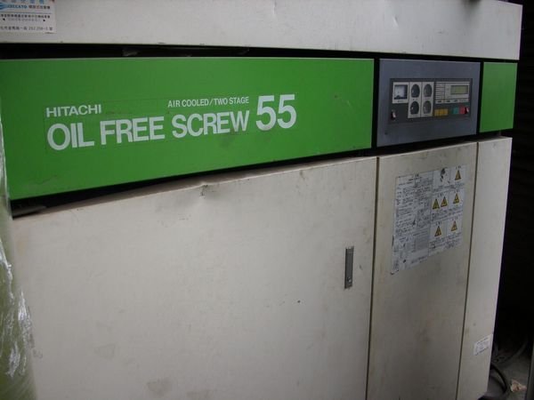 日立75HP無油式螺旋式空壓機