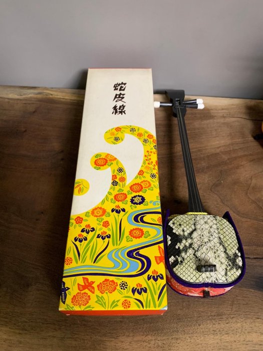 日本老樂器三味線蛇皮線原盒這個怎麼用怎麼演奏不清楚可以當工藝品收藏