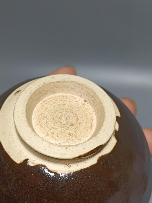 山西懷仁窯油滴天目茶碗，直徑9.2cm，高5cm，黑釉表面布滿銀白色油滴紋