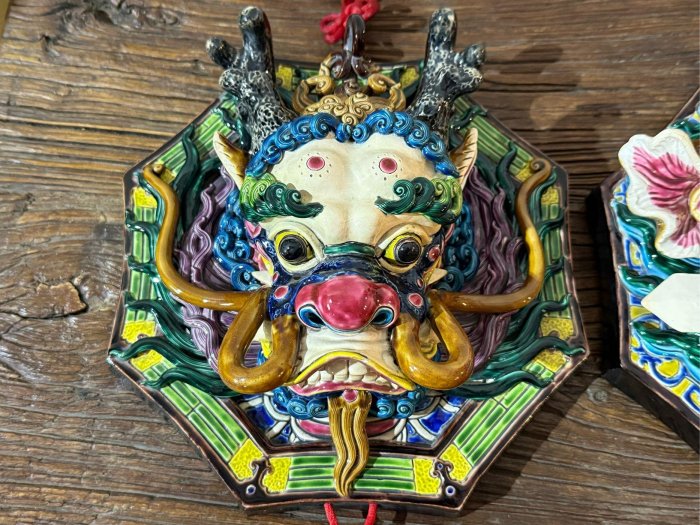 台灣交趾陶名家智廬陶光林智信！售劍獅龍。25*25公分。自取| Yahoo拍賣