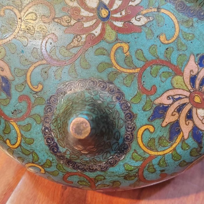 景泰藍掐絲琺瑯香爐，雙耳三足設計，藍底纏枝花卉紋，口徑11公分高11