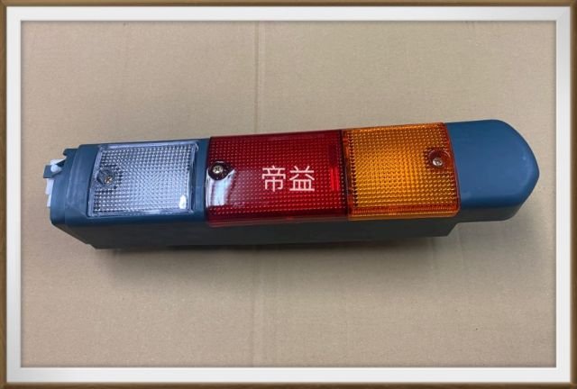 【帝益汽材】TOYOTA 7F 堆高機 後燈 尾燈 煞車燈 倒車燈 副駕駛邊 (全新商品)《另有賣大燈》