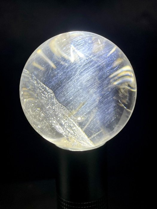 8037，天然白水晶球擺件，藍針水晶，天使的羽毛，彩虹光，尺寸：5CM