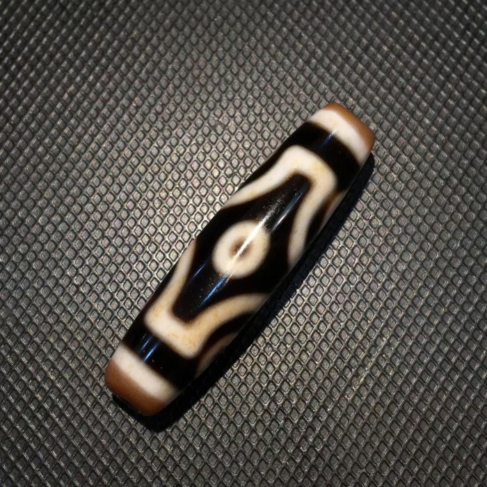 嚴選藏傳手工朱砂十字六眼天珠，精緻尺寸10.5x10.5x42.5mm，品質卓越不