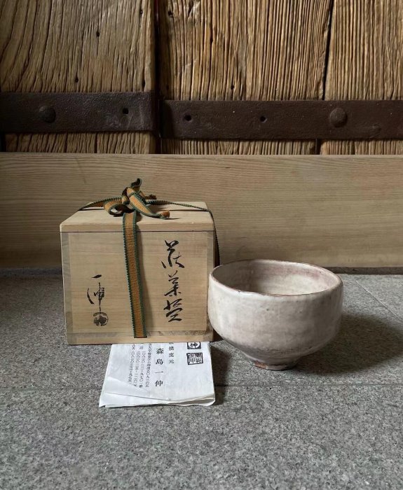 昭和年間森島一伸創作萩燒抹茶碗，附原木盒裝，高8釐米、口徑12.5釐米