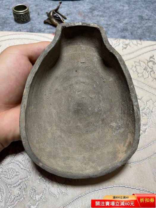 唐三足陶硯，澄泥硯，形制規整，文氣十足，！這種陶硯兩足居多，三【漢