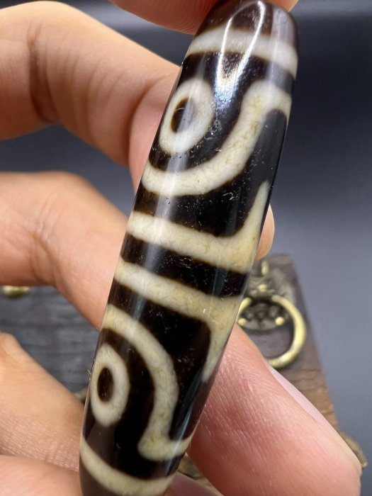嚴選上肯天珠，如意四眼工藝手工珠，尺寸對孔49.6mm直徑12.2mm，黑白咬