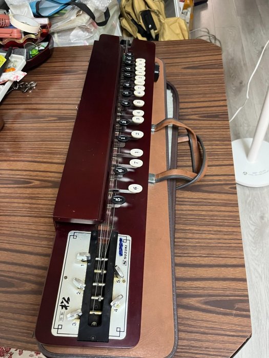 【二手】日本回流中古大正琴 ，鈴木松，帶原裝琴盒， 全品 新手學琴練琴或者平時生活彈唱 也是收藏佳品 設計簡單大方 琴音清脆 需158615古玩 收藏 擺件