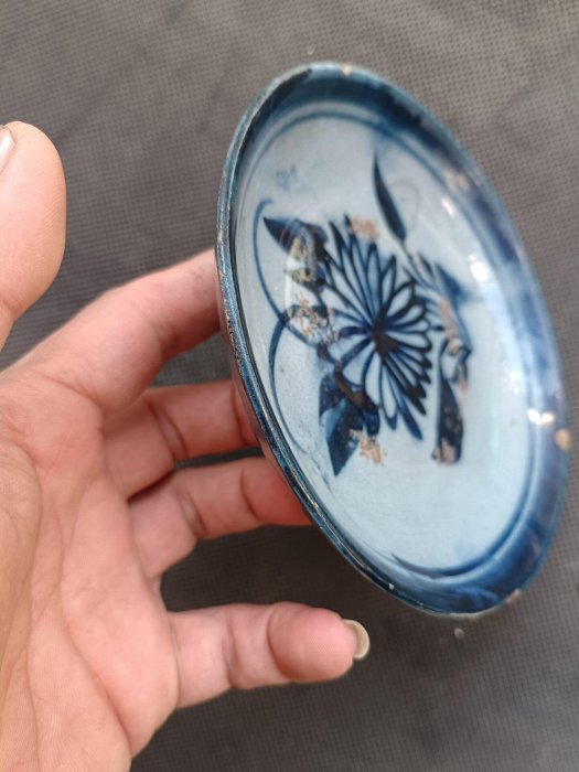 嚴選清代磁州窯藍釉青花花卉盤，無沖線瑕疵，輕微磕痕仍具收藏價值，保