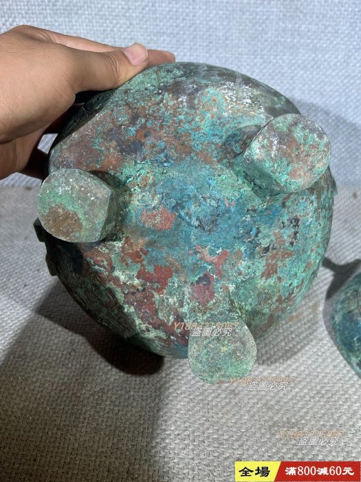 春秋戰國青銅蟠螭紋附耳三足蓋鼎子母口帶蓋，深鼓腹，圜底，三蹄足，兩