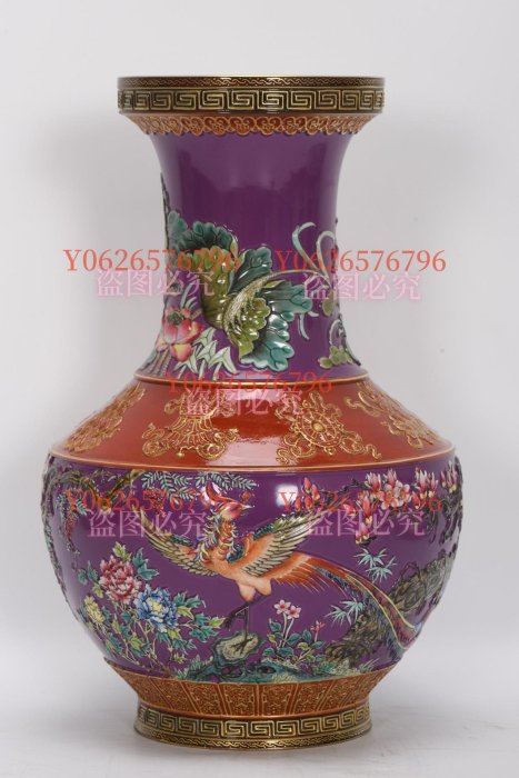 清乾隆，琺瑯彩胭脂紅雕刻花鳥花瓶，高29.7公分，口徑11.6公分，肚徑1