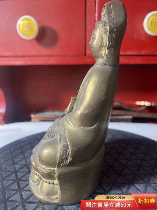 老銅觀音像一尊，高度16.5cm左右，手工雕刻而成的，底有款。神像整體