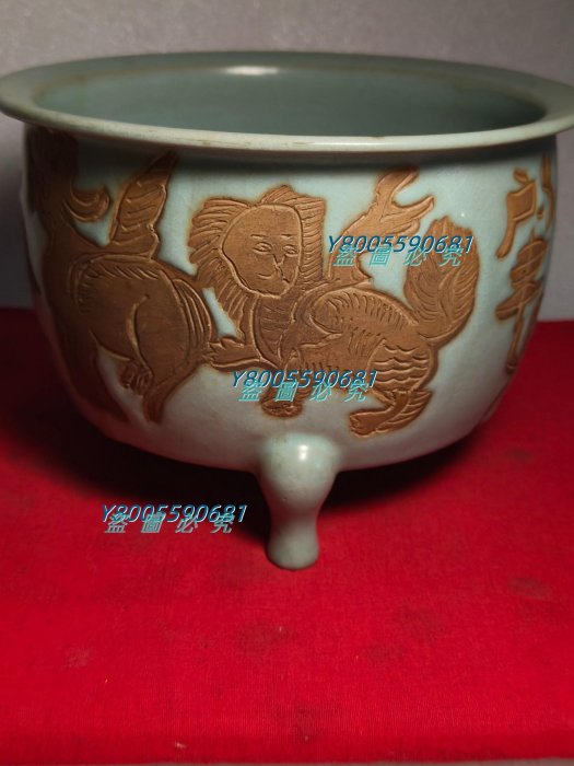 清代豆青香爐，雕刻精細，成色一流，開片自然，完美無缺，收藏佳