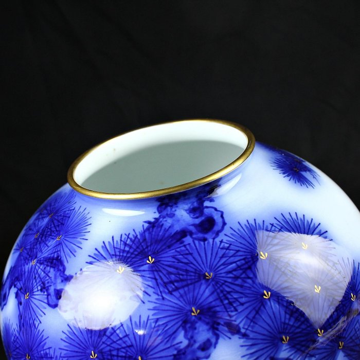 桑園の】稀有絕版~日本香蘭社染付手繪古松金箔點綴花瓶釉水極潤花器D