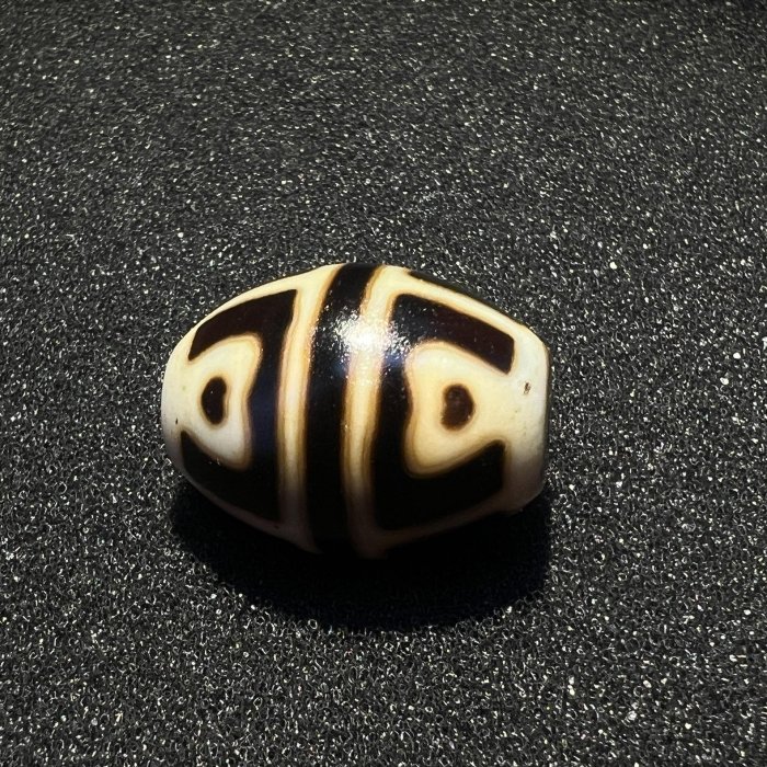 精品藏傳蓮花達洛天珠精品藏傳蓮花達洛天珠尺寸：對孔：22.2mm直徑