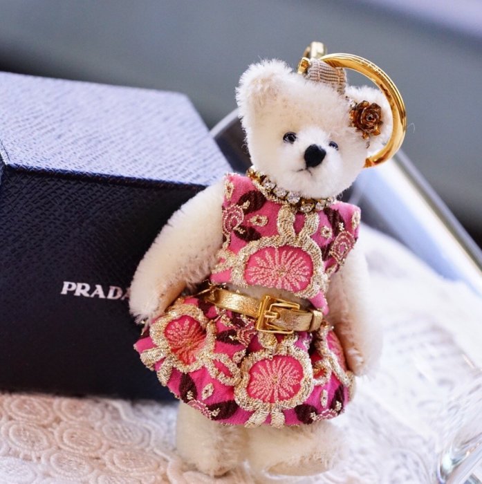 Prada Teddy Bear Charm 限量小熊吊飾粉紅洋裝水晶項鍊現貨| Yahoo拍賣