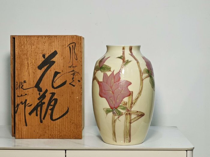 日本古董花瓶鳳仙窯琥山作品，非常雅致，原木盒多年存放原因變形了