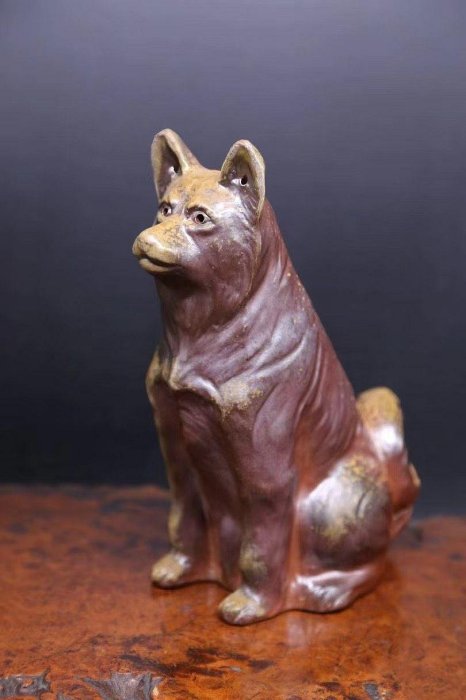 日本昭和時代窯變色備前燒坐姿秋田犬置物，名家古董陶瓷藝術品生肖犬