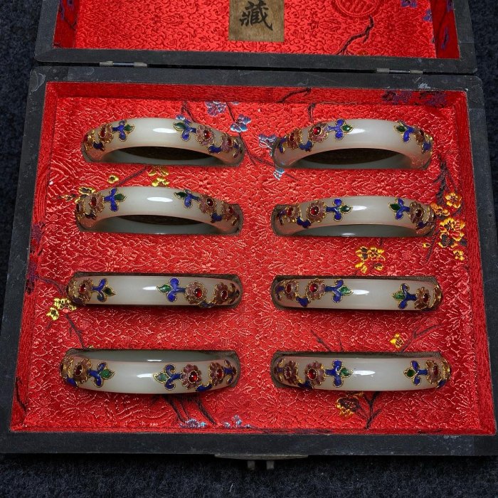 宮廷御用刻工漆器盒內珍藏鑲景泰藍白玉手鐲漆器盒尺寸：長寬高252011公