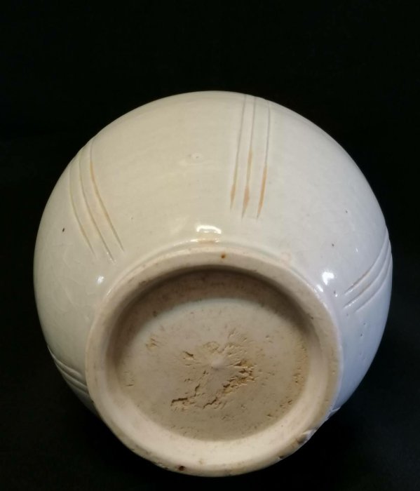 影青盤口執壼從五代至北宋器身漸高，通體多壓4－6條瓜棱，流漸趨細長微