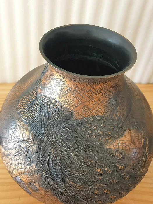 日本嚴選高崗鑄銅花瓶，浮雕孔雀松樹紋飾，瓶口11cm，最寬21cm，高23cm