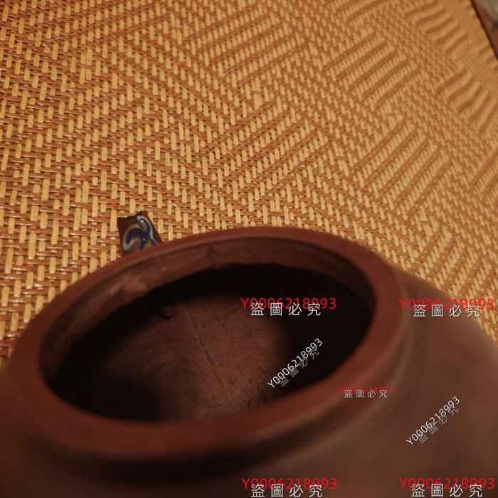 清代中藍彩獅子紋紫砂壺，壺身紫砂材質，做工精致。壺身繪制藍色獅子滾