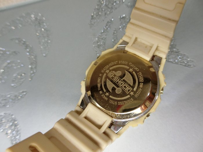 【希少】人気　G-SHOCK DW-5025B 25周年限定 ホワイト ゴールド 收藏正規精品G-SHOCK DW-5025B 25週年限定白(旋轉金錶蓋)手錶92%NEW