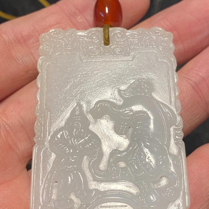 老先生珍藏多年的和田玉白玉胡人戲獅，玉質油潤細膩，包漿厚重獅子滾