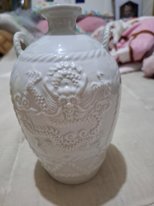 降售2014龍紋白色陶瓷金門高粱酒空酒瓶1公升高20cm （無蓋子） | Yahoo拍賣