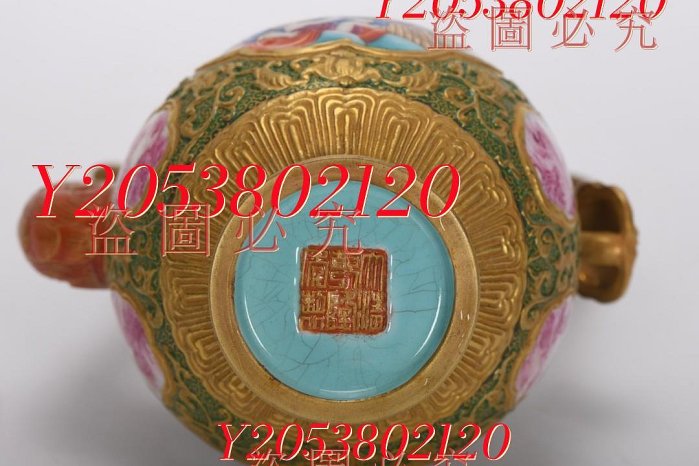 可議價】清乾隆，琺瑯彩雕刻描金開窗西洋人物執壺，高23厘米，口徑3