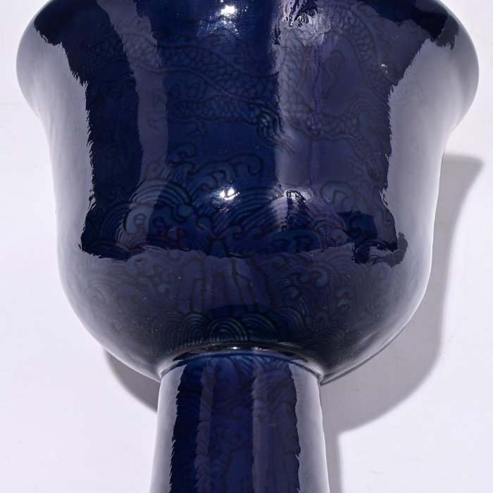 大明宣德年制祭藍釉雕刻龍紋高足杯，高21×18.5厘米??30028075禦窯