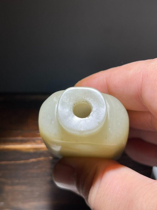 明清老和田白玉籽料鼻煙壺密度好油性足玉質油潤細膩，玻璃光包漿渾厚