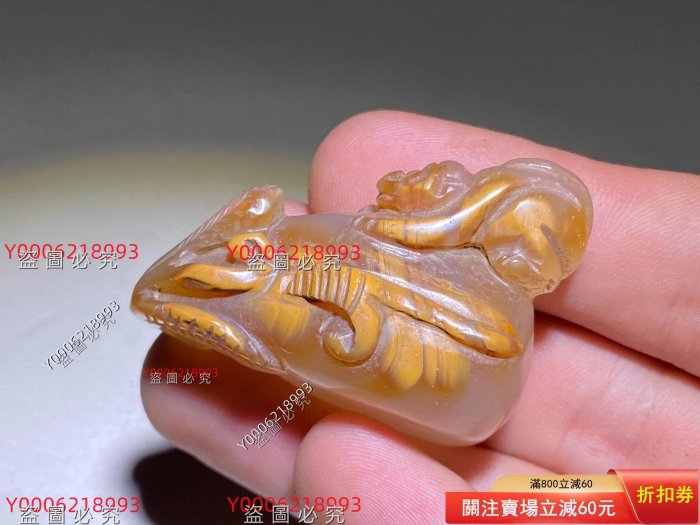 老瑪瑙巧色巧雕猴子手把件，原皮原色，雕工精細，造型逼真。適合收藏與