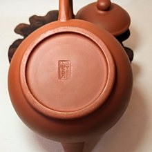1970年代，中國宜興一廠紫砂壺。雙框三七章單孔200CC(10杯)☆意者私