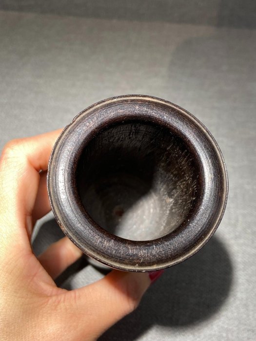 紫檀筆筒 明紫檀靜聽松風圖筆筒-宇珍國際藝術| Yu Jen Taipei重要中國瓷雜工藝