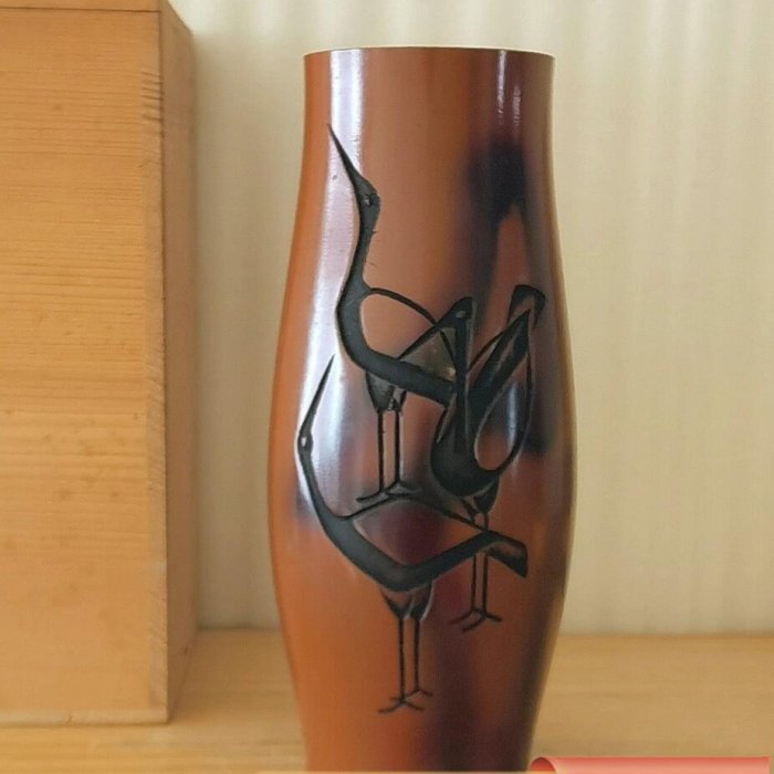 日本高崗鑄銅花瓶，勝峰作。花瓶口徑約8厘，高約24厘，沒磕碰磨損等