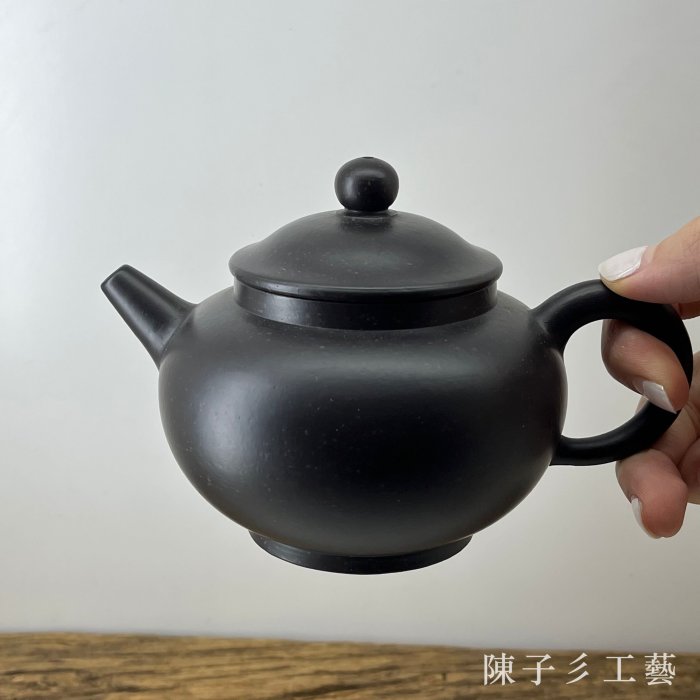 陳子彡】A140 [周桂珍黑朱泥80年代紫砂壺茶壺7孔約350cc] 中國宜興紫砂