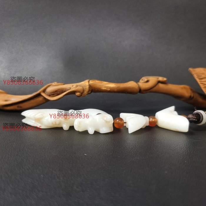 和田玉元寶代勾30規格12x6.7x2.7厘米，重50克密度高，沁色自然，油性