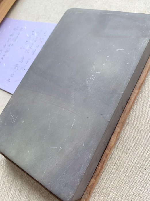 嚴選天然魚腦雙凍蕉葉白端硯，尺寸19x11.8x2.6cm，開鑿摩崖巨製 雲月硯