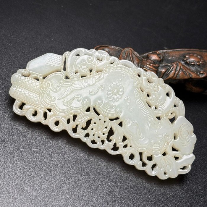 和田白玉透雕佩飾，整體呈古代樂器“玉磬”的弧形輪廓，工藝精湛質地溫潤