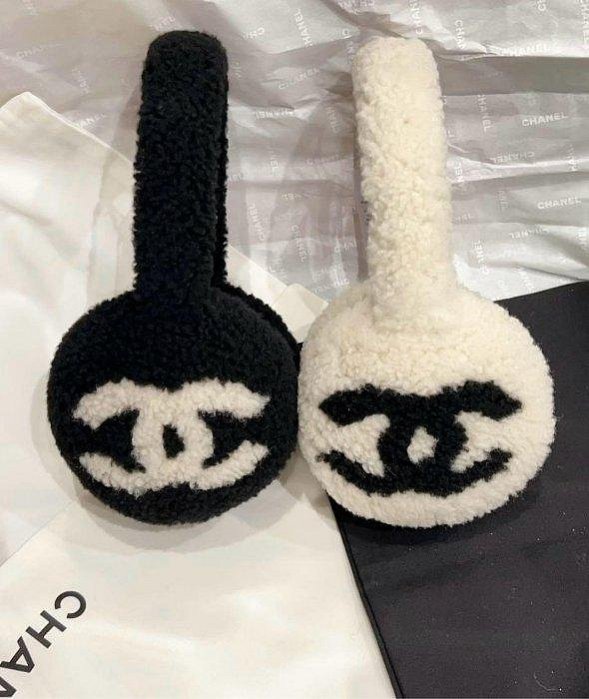 CHANEL 經典黑/白 CC 耳罩 毛茸茸的好可爱 💕