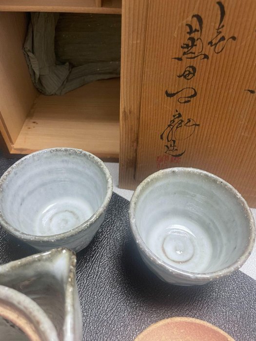 嚴選日本萩燒七代兼田三左衛門側把壺，天寵山窯製作，瓷質堅韌。尺寸