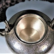 木易楊古董文物】近代日本岡野利光造湯沸型銀壺.底部落款純銀品相精美