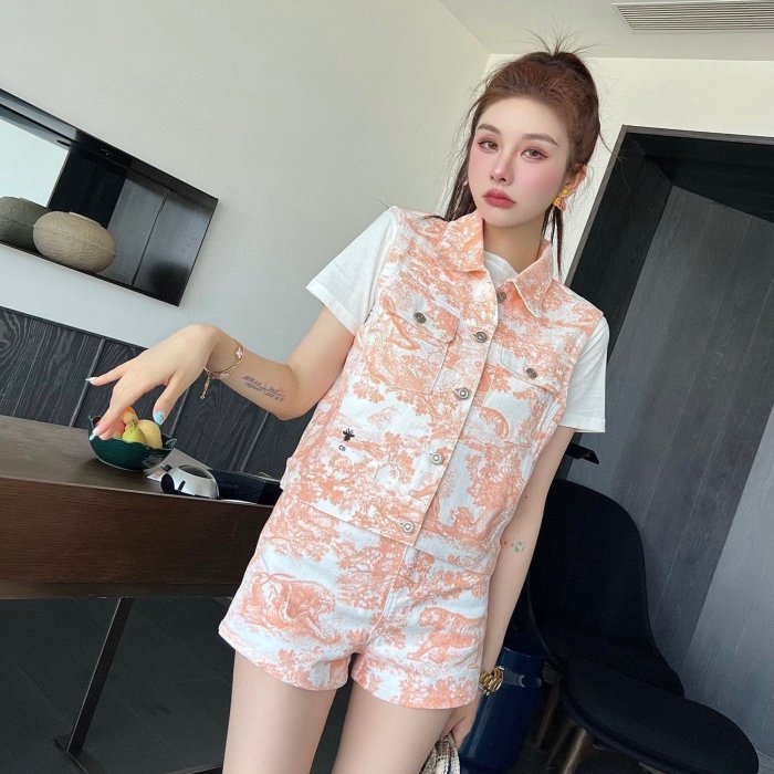 【熱賣精選】DIOR 白色基底上彩繪動物叢林印花馬甲外套牛仔短褲經典小蜜蜂刺繡