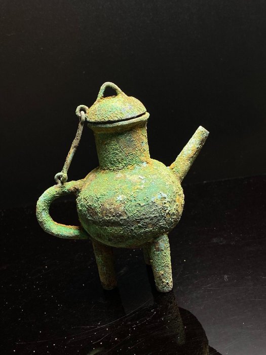 戰漢青銅壺古青銅器戰漢時期青銅執壺，整體造型獨具特色，壺身呈圓潤的