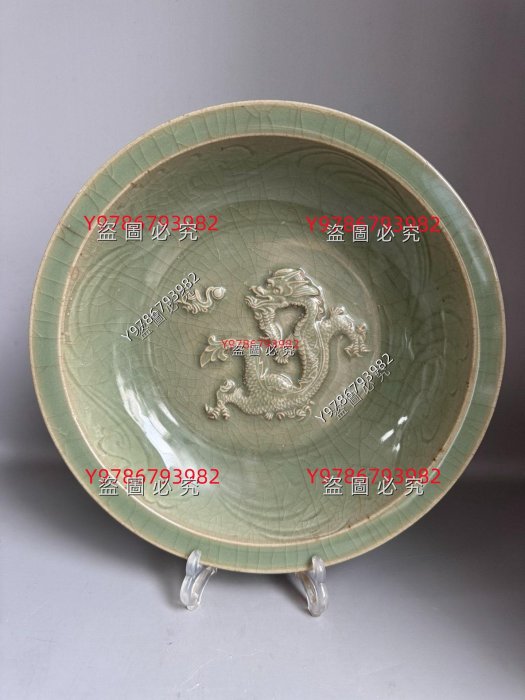 龍泉窯龍紋大盤，口徑約30厘米，全品相，釉色溫潤，南宋時期制作。適合
