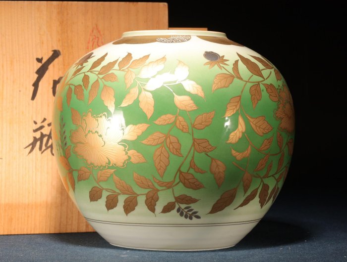 【九谷焼】香祥　金彩牡丹絵　花瓶　花器 5/19結標日本九谷燒香祥窯金彩牡丹綠釉手繪賞瓶桐木共箱AEE0212 --搜索