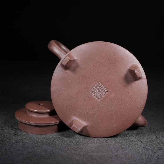 宜興紫砂茶壷（底款「徐漢棠制」、高さ１０ｃｍ、横幅１３ｃｍ、容量１５０ｃｃ） 珍藏紫砂壺：三角線圓底款：徐漢棠品尺寸：189cm容量：400cc紫砂分類
