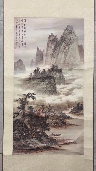 嚴選黃君璧《群峰疊翠》紙本掛軸，綾裱兩側木軸頭完整，畫心尺寸cm